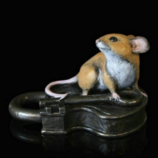 mouse_on_antique_lockfnl